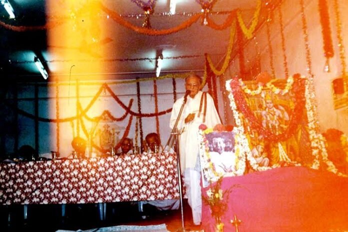 A mysterious divine light, emerged from nowhere, and landed straight on Sriram Sir during a meeting in Hyderabad in the 90s.